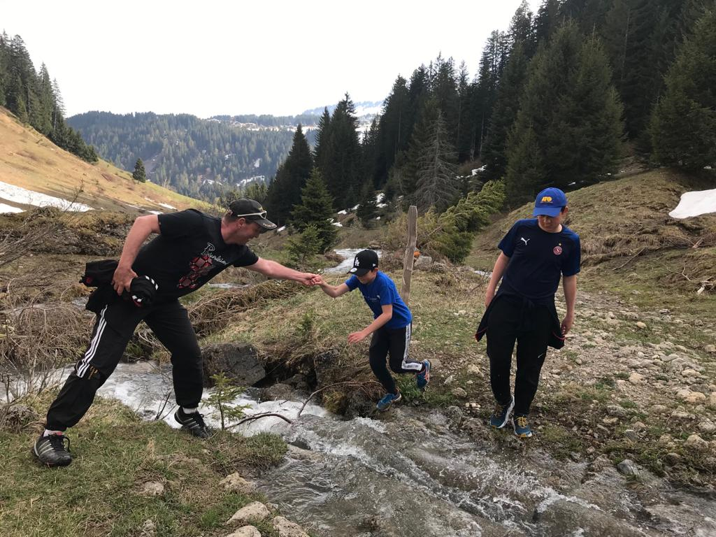 Paisagem de verão com lago e montanhas